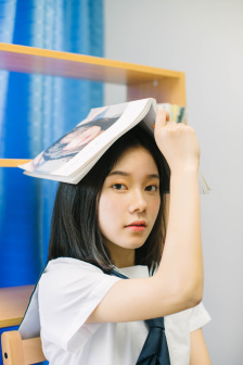 抽象画中的越南少女